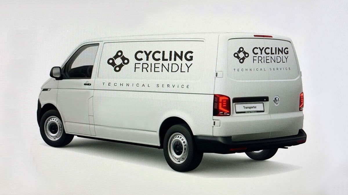 Cuando veas llegar la furgoneta de los talleres móviles de Cycling Friendly algún biker está a punto de cumplir su sueño