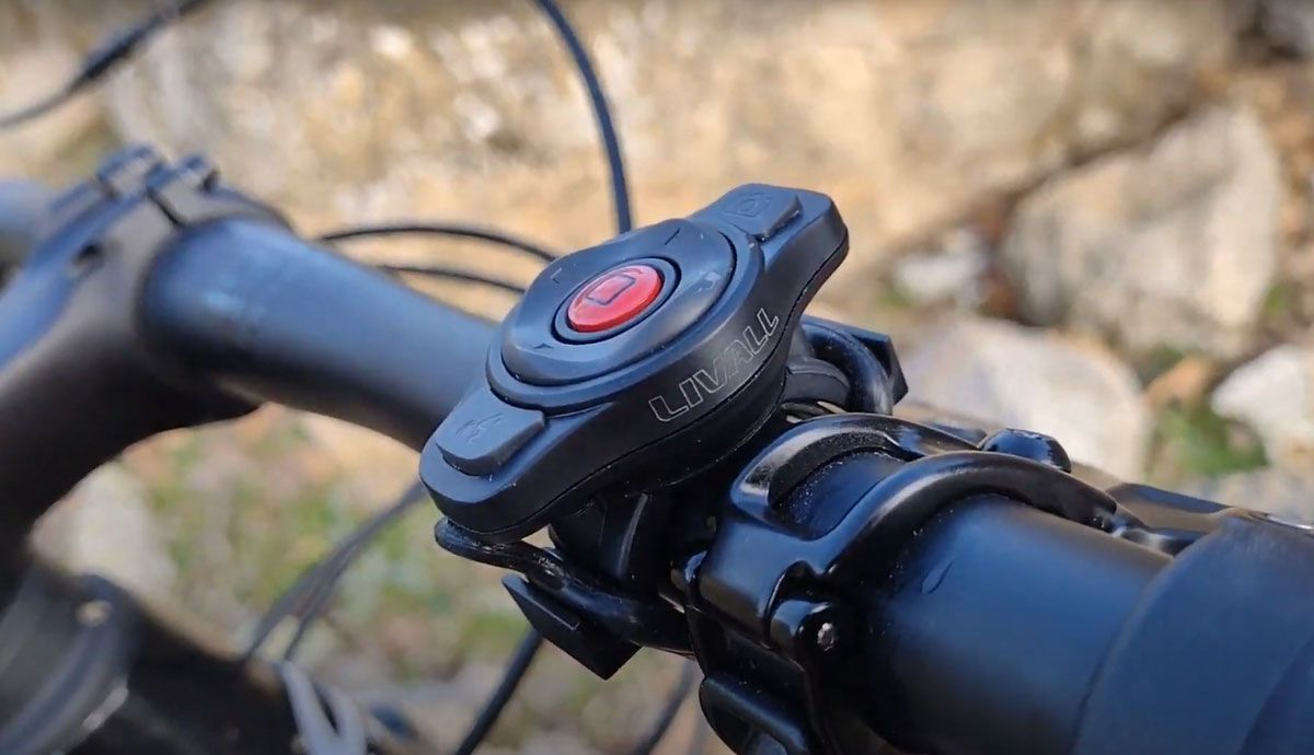 El mando es muy compacto, pesa 19 gramos y se puede cambiar de bici con facilidad porque va sujeto con una banda elástica El mando es muy compacto, pesa 19 gramos y se puede cambiar de bici con facilidad porque va sujeto con una banda elástica