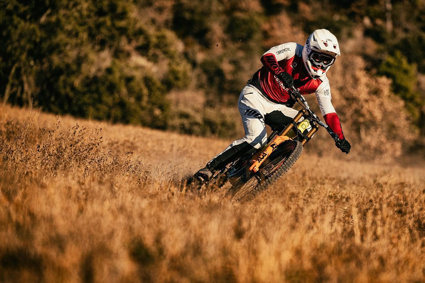 Angel Suarez con Commençal  detalle