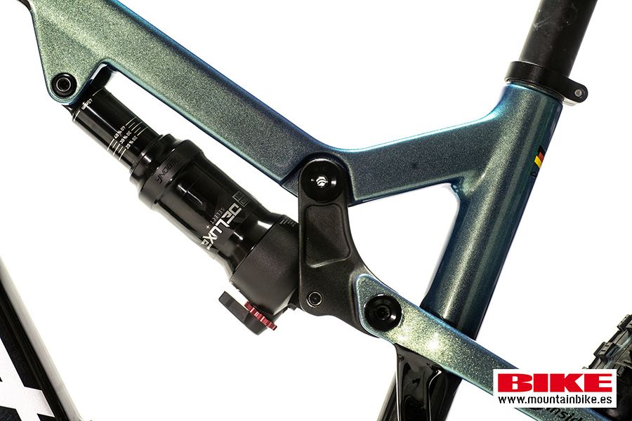 El Rock Shox DeLuxe se coloca invertido para que el apoyo más ancho se haga sobre la bieleta y ganar así en rigidez estructural. Sus marcas de compresión en el émbolo son muy útiles para ajustar el sag con facilidad. El Rock Shox DeLuxe se coloca invertido para que el apoyo más ancho se haga sobre la bieleta y ganar así en rigidez estructural. Sus marcas de compresión en el émbolo son muy útiles para ajustar el sag con facilidad.