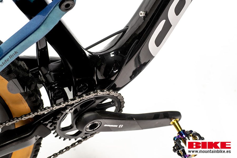 La trasera es asimétrica, con un tirante único anclado sobre la bieleta inferior en el lado izquierdo. Se refuerza la zona sin aportar mucho peso y sin limitar el paso de rueda. La trasera es asimétrica, con un tirante único anclado sobre la bieleta inferior en el lado izquierdo. Se refuerza la zona sin aportar mucho peso y sin limitar el paso de rueda.