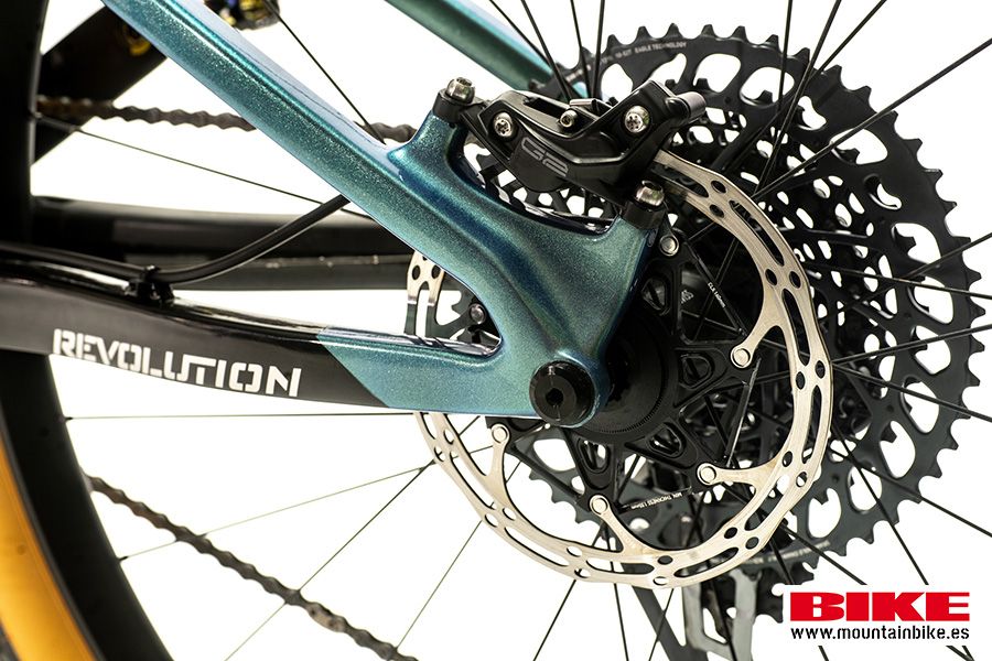 El anclaje postmount de la pinza trasera es la continuación estética del tirante izquierdo, con un diseño a nuestro entender muy logrado. El anclaje postmount de la pinza trasera es la continuación estética del tirante izquierdo, con un diseño a nuestro entender muy logrado.