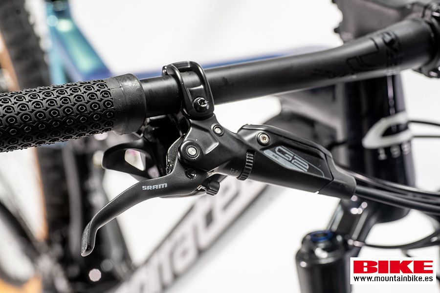 Su cuadro de carbono se construye con un proceso en el que la presión interna previa a su curación se genera por medio de poliestireno expandido, para eliminar al máximo las arrugas y posibles diferencias de espesor de los tubos. Su peso es espectacular, ronda los 2000 g incluyendo el amortiguador. Su cuadro de carbono se construye con un proceso en el que la presión interna previa a su curación se genera por medio de poliestireno expandido, para eliminar al máximo las arrugas y posibles diferencias de espesor de los tubos. Su peso es espectacular, ronda los 2000 g incluyendo el amortiguador.