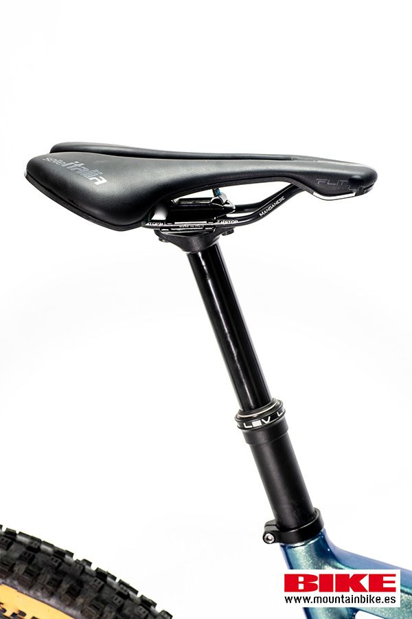 Interesante la elección de una tija con nada menos que 120 mm de desplazamiento, que son bienvenidos en las zonas más complicadas. Para un uso más XC con 100 le habría bastado, pero hablamos de toda una bici de Down Country. Interesante la elección de una tija con nada menos que 120 mm de desplazamiento, que son bienvenidos en las zonas más complicadas. Para un uso más XC con 100 le habría bastado, pero hablamos de toda una bici de Down Country.