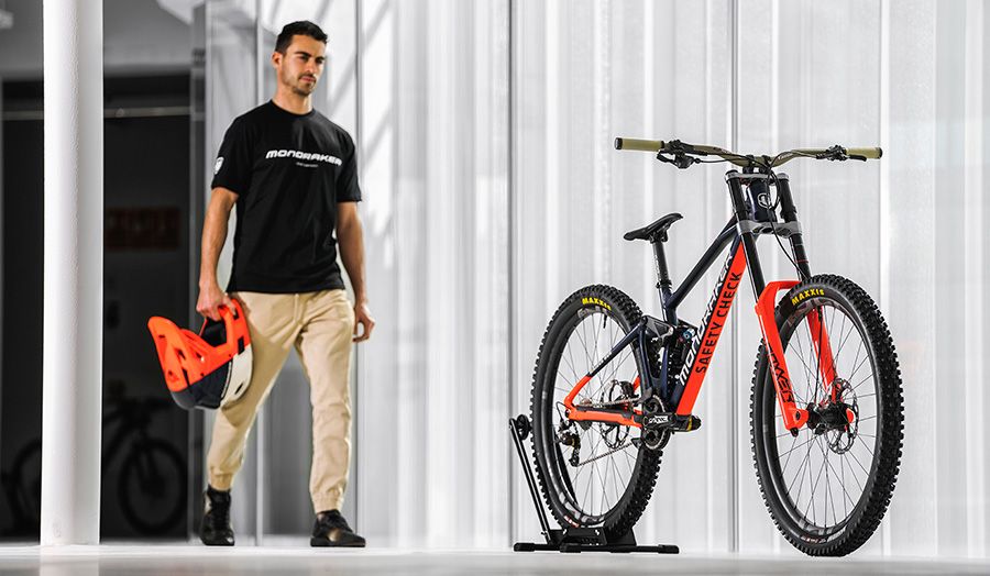 Mondraker Summum Bici de seguridad en pista (1)
