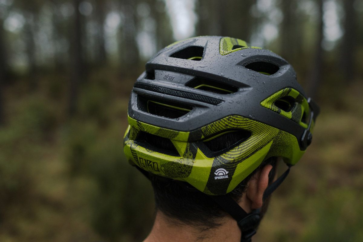 Giro presenta el Merit con sistema Spherical (11)