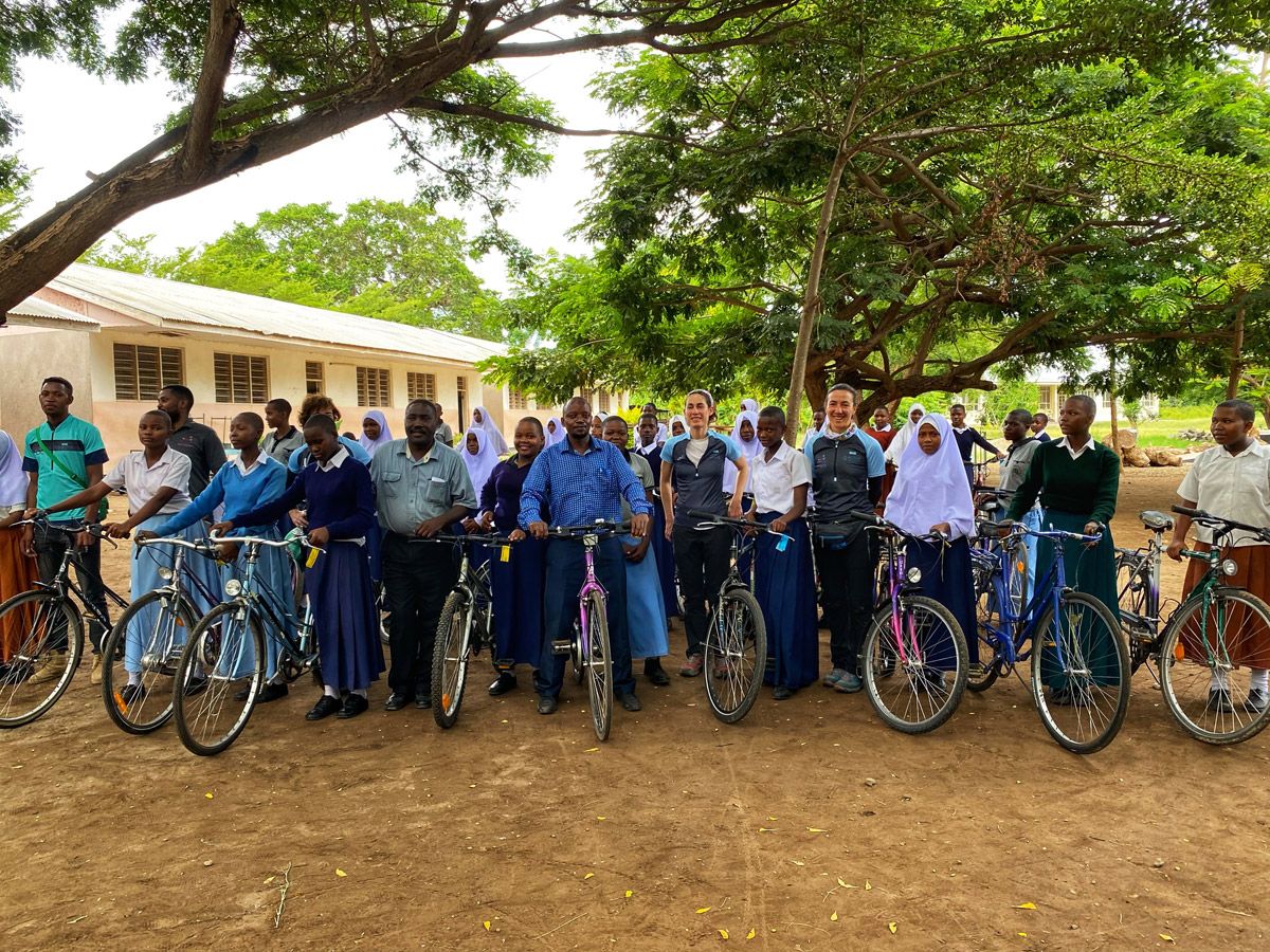 La Magia del Kilimanjaro. Foto con el Director de la escuela TPC en el momento de la asignación de bicicletas La Magia del Kilimanjaro. Foto con el Director de la escuela TPC en el momento de la asignación de bicicletas