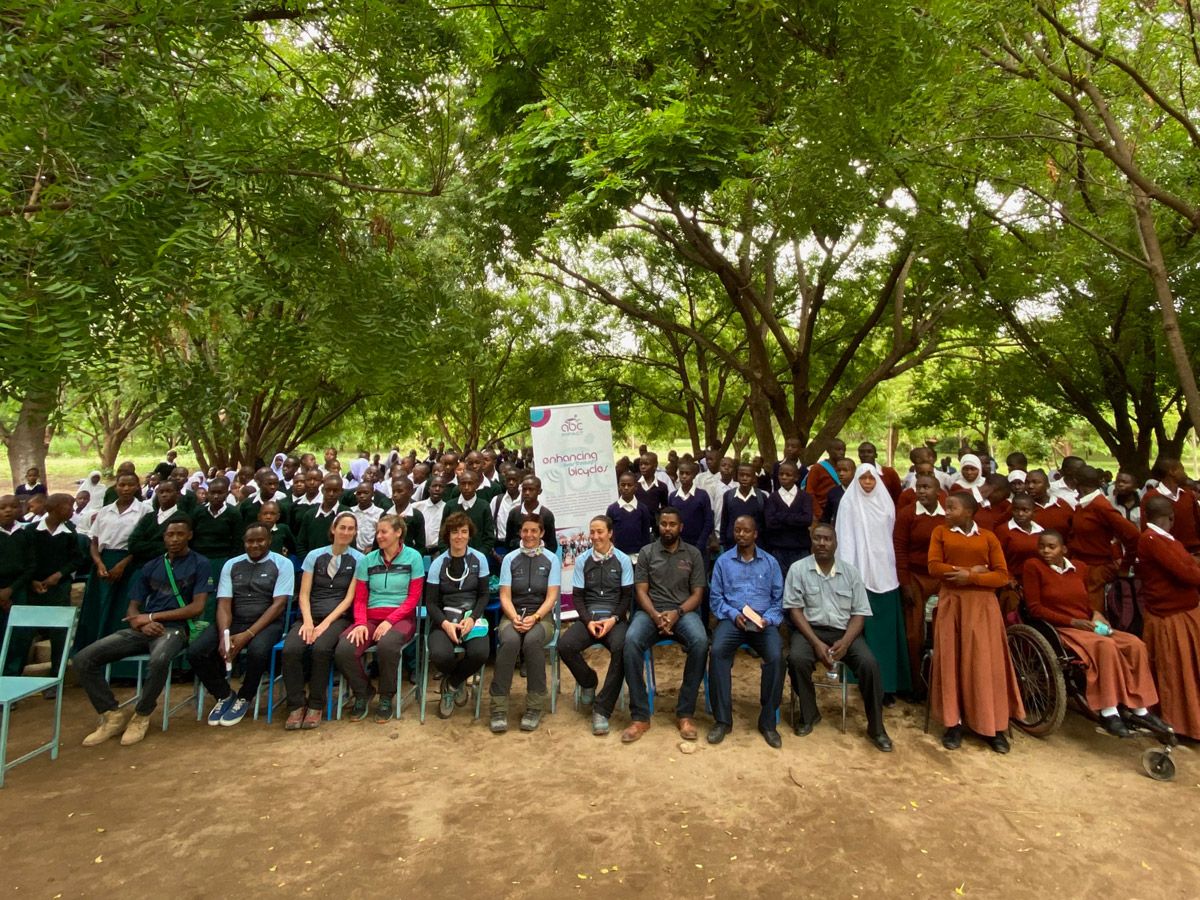 La Magia del Kilimanjaro. Foto tras la participación de todos los ponentes en la visita a la escuela TPC La Magia del Kilimanjaro. Foto tras la participación de todos los ponentes en la visita a la escuela TPC