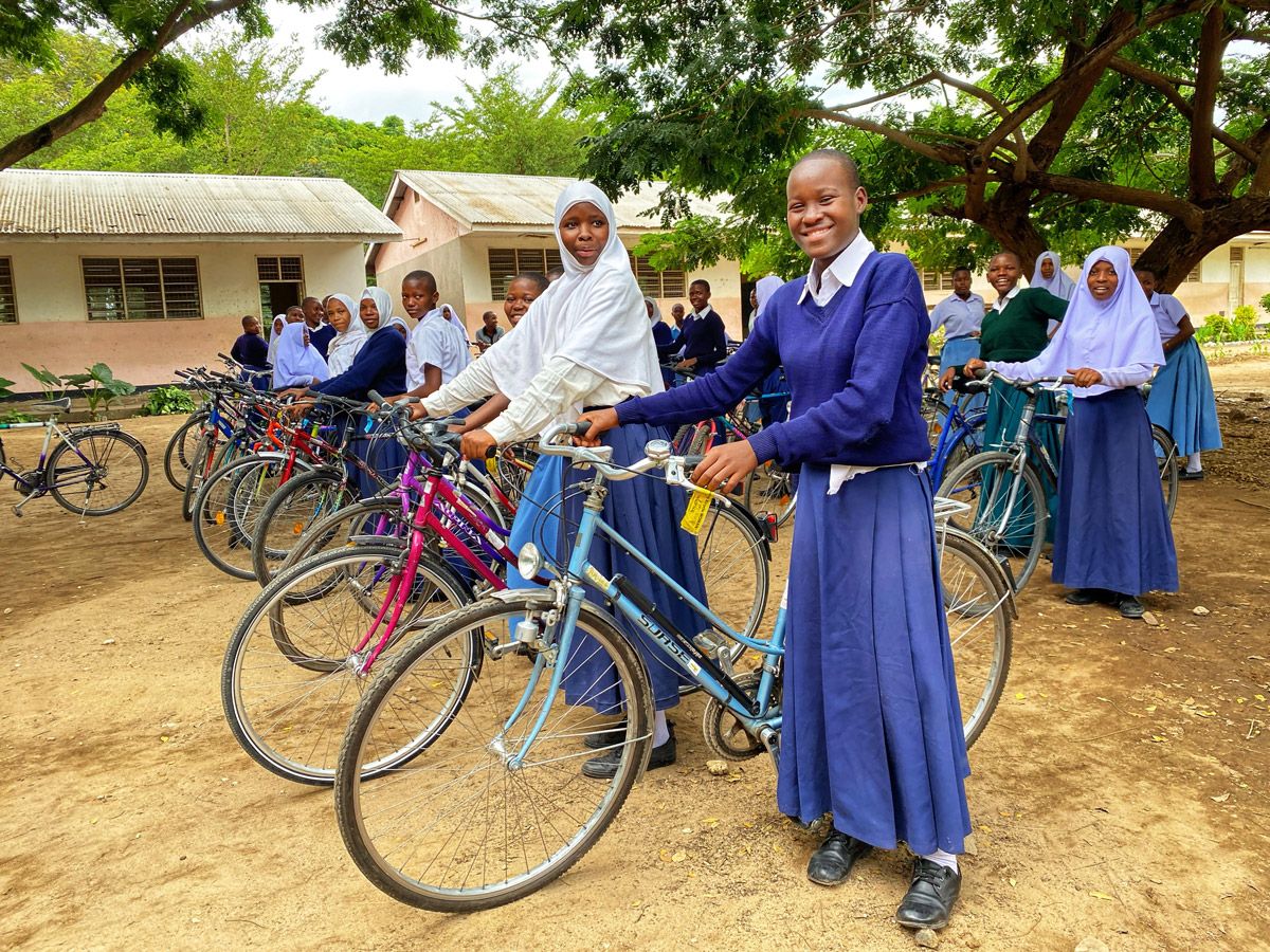 . La Magia del Kilimanjaro. Momento del reparto de las bicicletas a niñas . La Magia del Kilimanjaro. Momento del reparto de las bicicletas a niñas