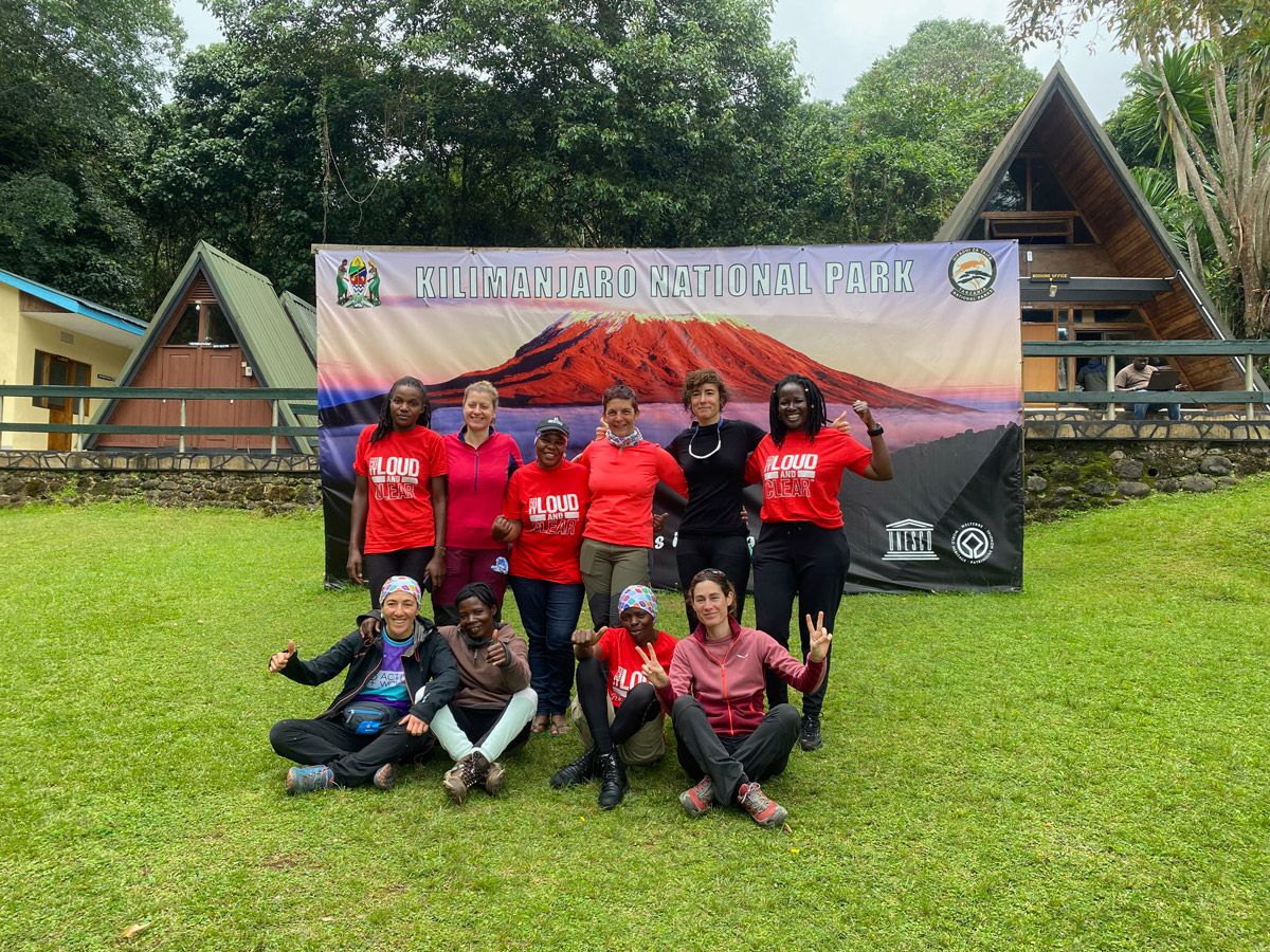 La Magia del Kilimanjaro. Equipo de mujeres españolas y tanzanas La Magia del Kilimanjaro. Equipo de mujeres españolas y tanzanas