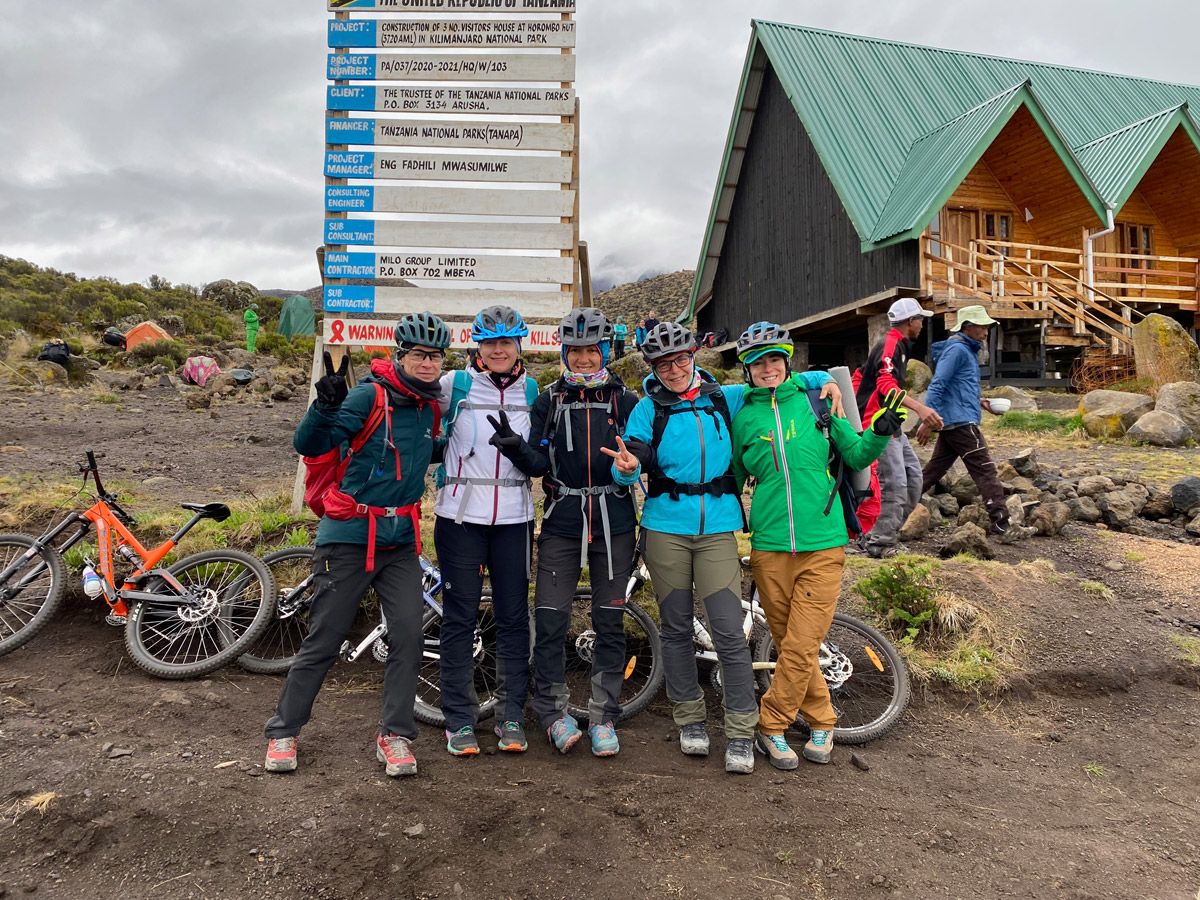 La Magia del Kilimanjaro. El equipo de La Magia del Kilimanjaro en el campamento Horombo La Magia del Kilimanjaro. El equipo de La Magia del Kilimanjaro en el campamento Horombo