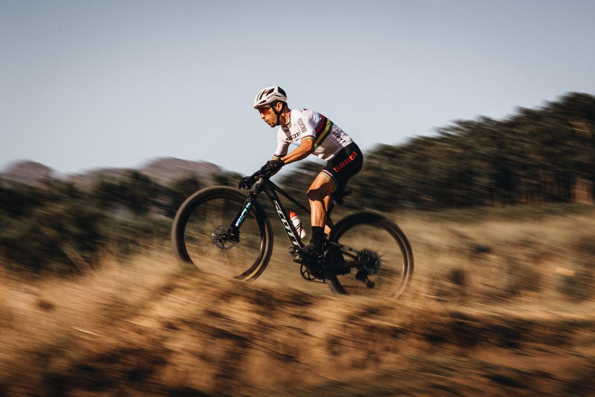 Nino Schurter y Kate Courtney con Scott SRAM hasta 2024 (14) Nino Schurter y Kate Courtney con Scott SRAM hasta 2024 (14)