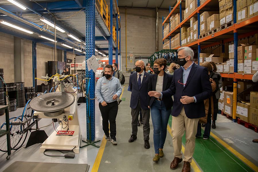 La presidenta del Gobierno de Navarra visita Conor Sports I