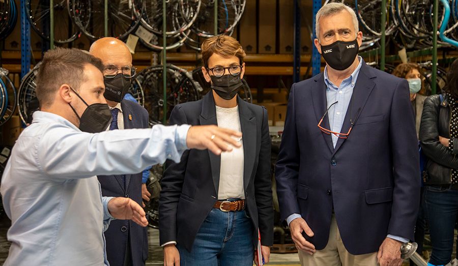 La presidenta del Gobierno de Navarra visita Conor Sports