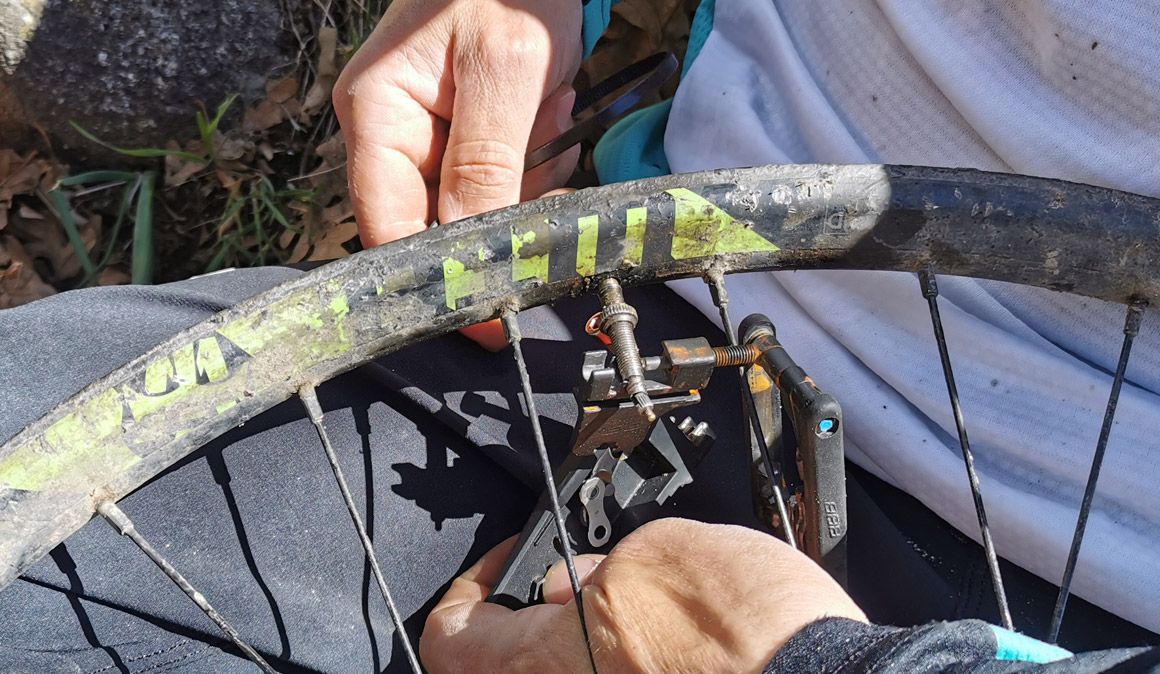 Quitar el líquido tubeless seco de una rueda