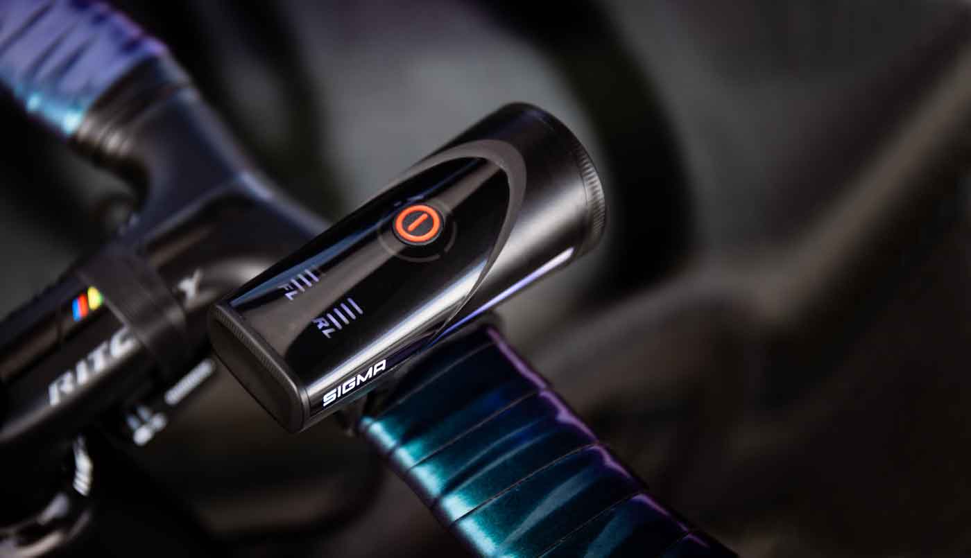 Desde el faro delantero SigmaSport Aura100 Link controlas también el faro trasero Blaze Link