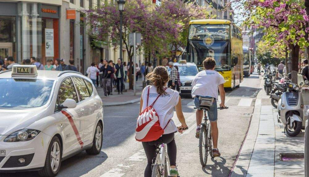 El Ayuntamiento de Madrid recuerda que las bicicletas deben circular por el carril bici.