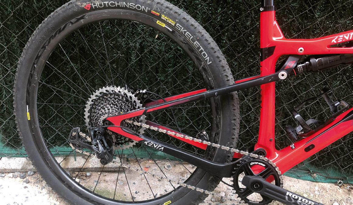Cambiamos de ruedas y vemos que la nueva entra holgada en el cuadro