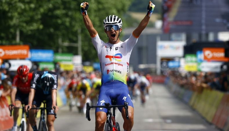 Alexis Vuillermoz celebrando su reciente victoria en el Criterium du Dauphiné