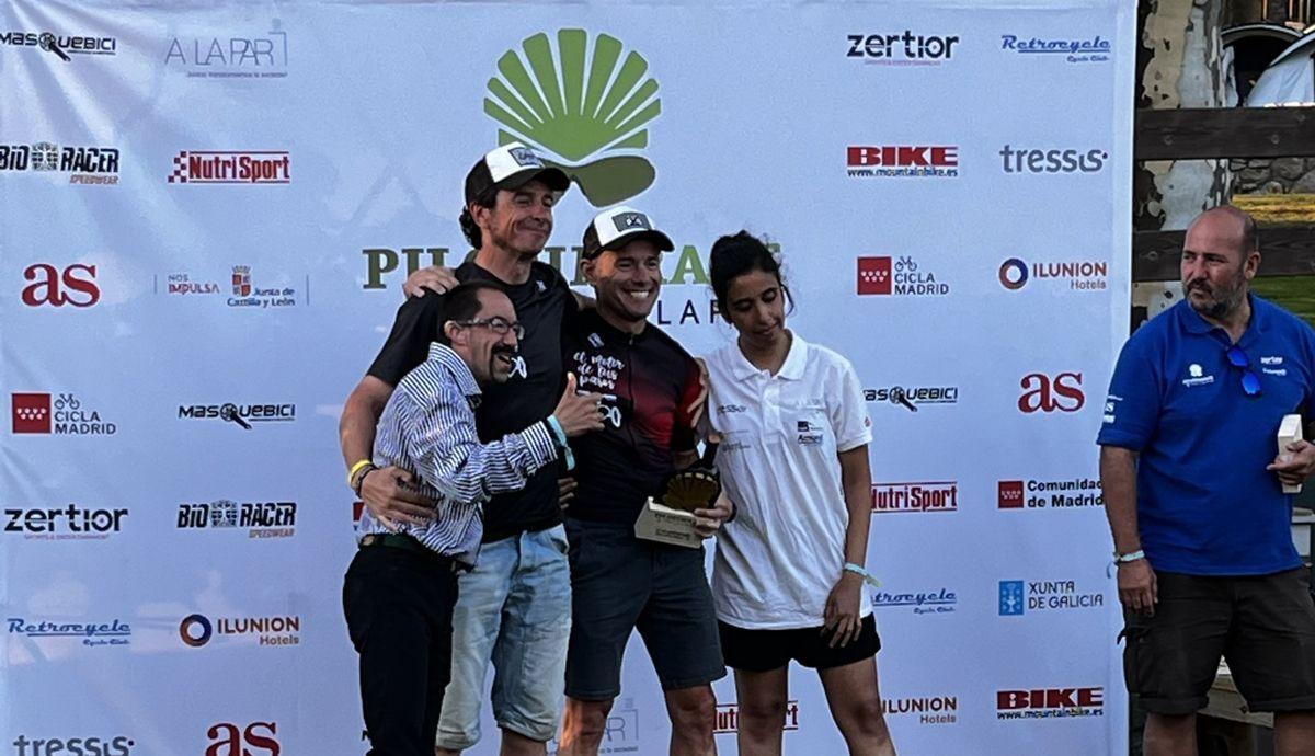 Los abrazos y premios de la Pilgrim Race a los voluntarios de A la Par Los abrazos y premios de la Pilgrim Race a los voluntarios de A la Par