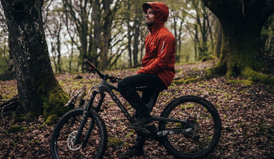 allterrain la nueva linea de ropa para la lluvia y el frio de spiuk