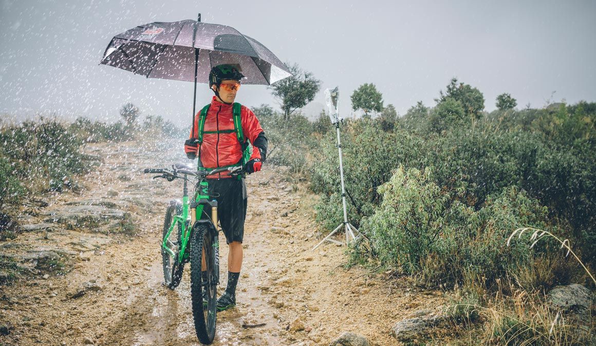 5db1b7b80de694324b3497ee hacer mountain bike en mojado