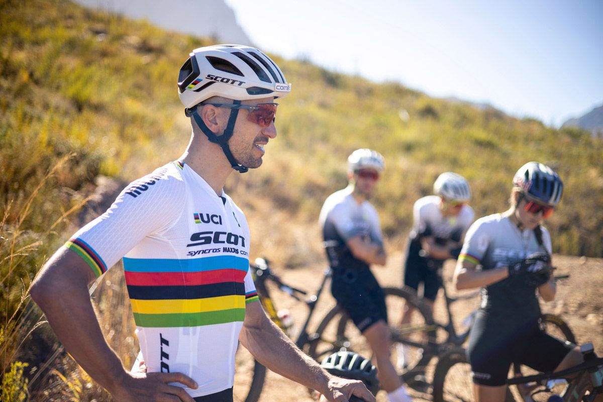 Así son los tres kits de ropa que van a tener en el Scott SRAM (21)