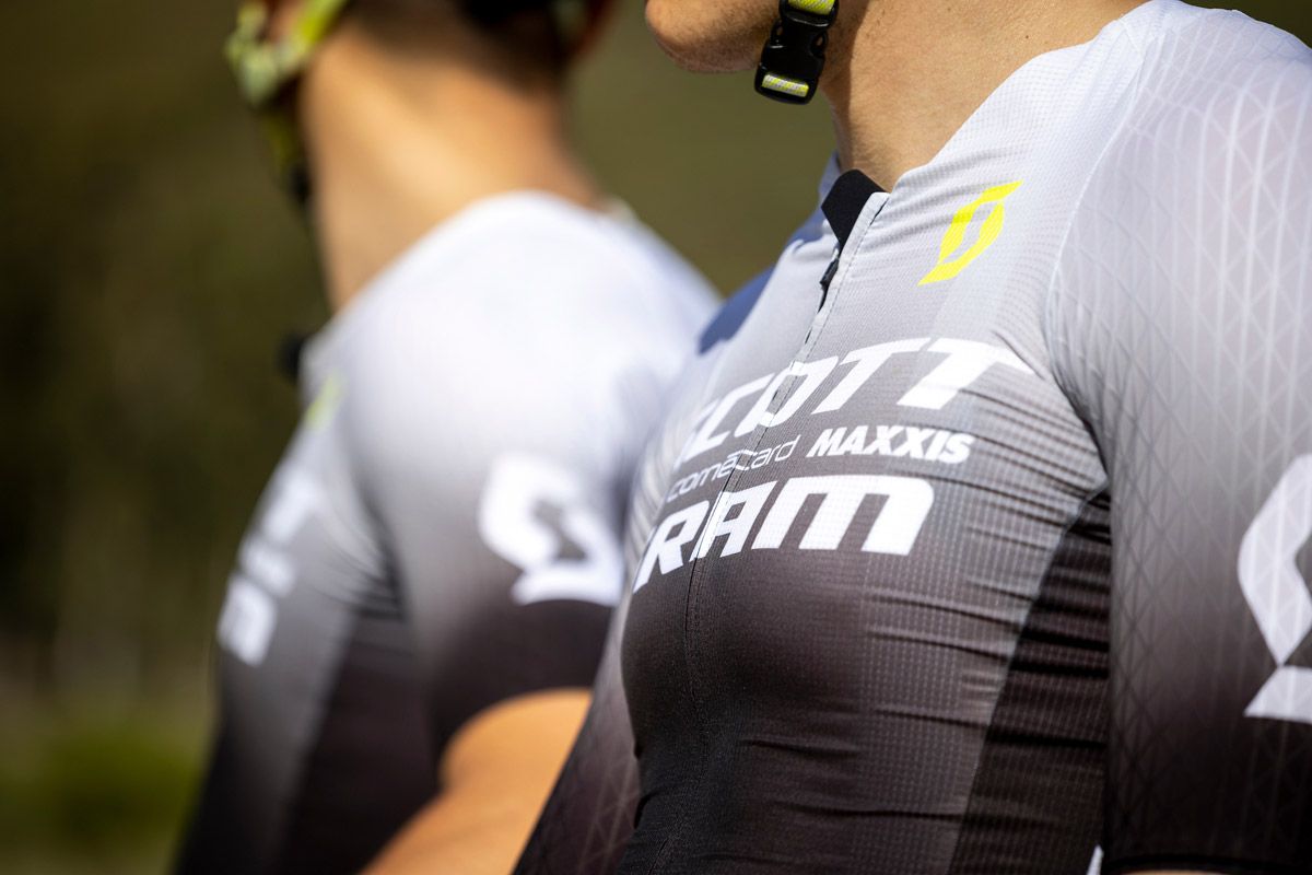 Así son los tres kits de ropa que van a tener en el Scott SRAM (31)