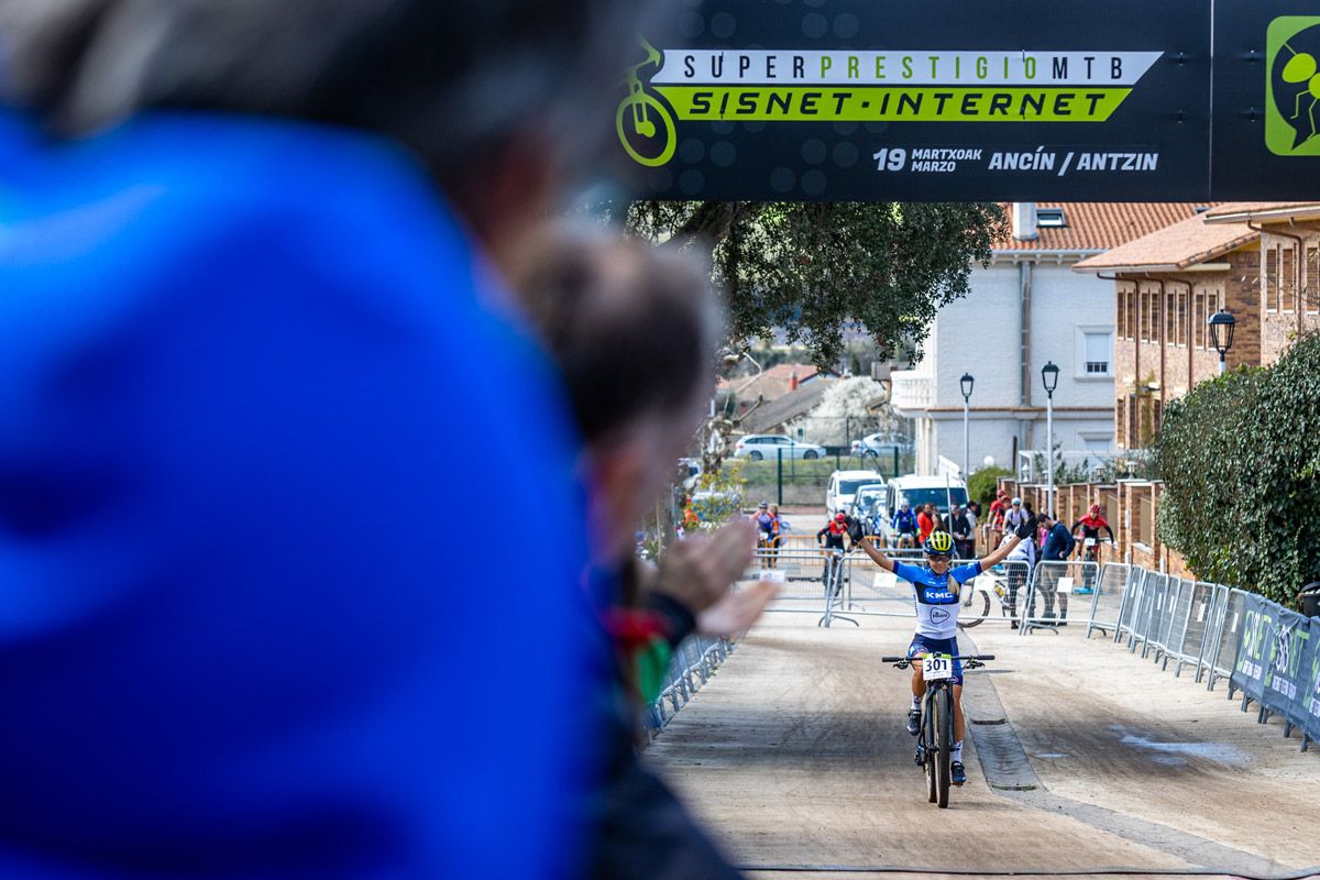David Campos bate a Vlad Dascalu en el Superprestigio (2)