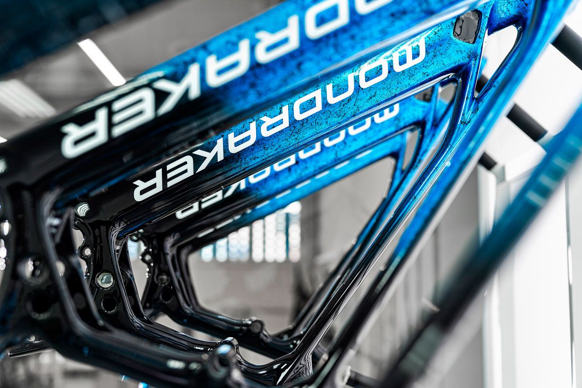 Nueva Edición limitada Mondraker Crafty Carbon Electric Blue detalle 2