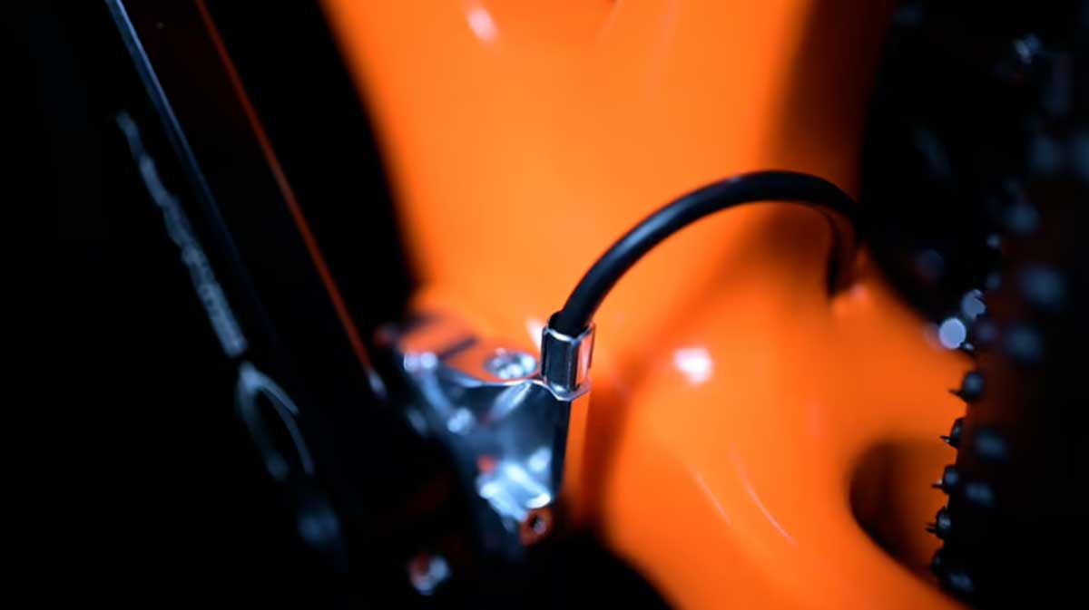 Este discreto cable acciona el cambio de 2 velocidades integrado en el pedalier