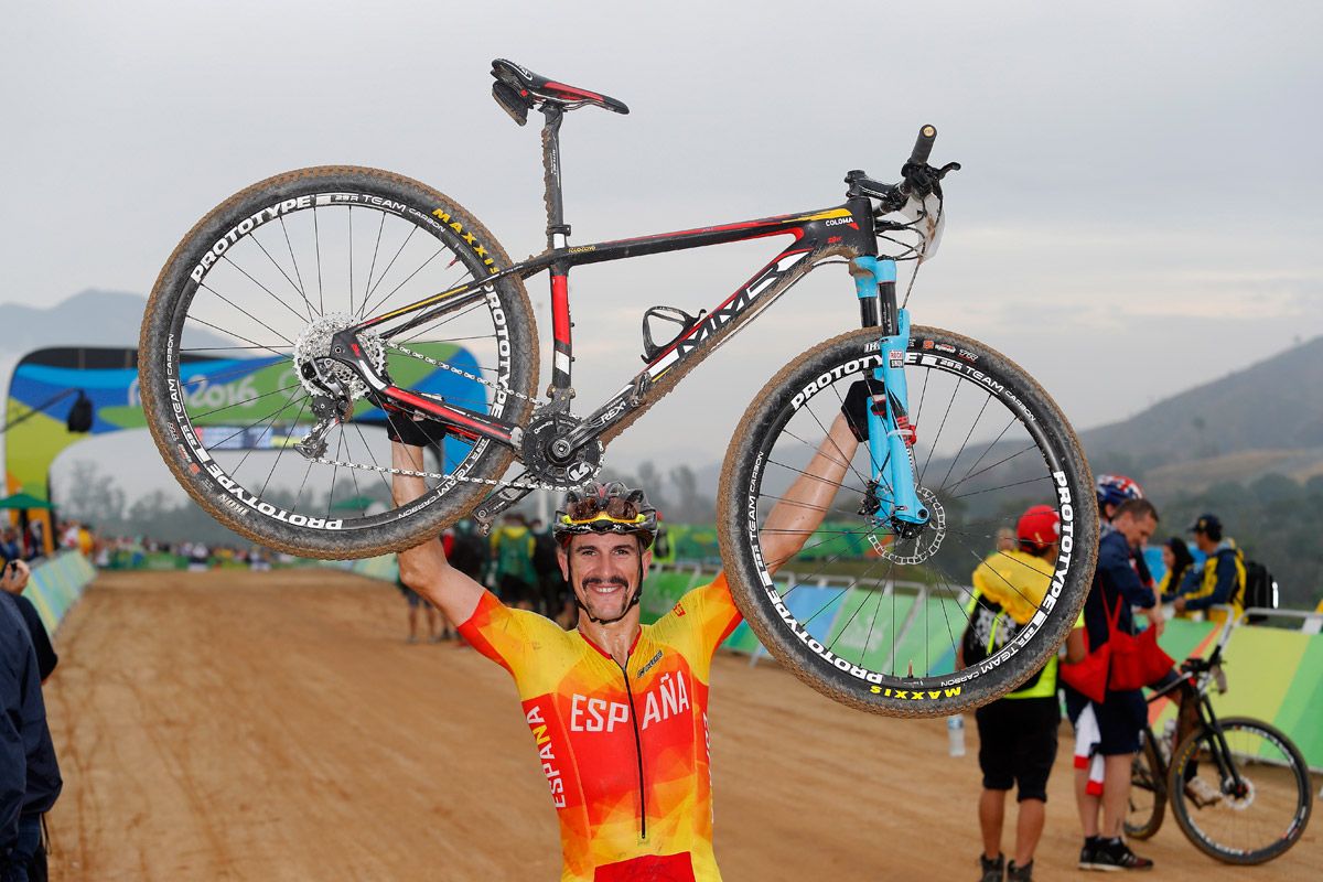 Carlos Coloma, medalla de bronce en Rio 2016, con la MMR Rakish