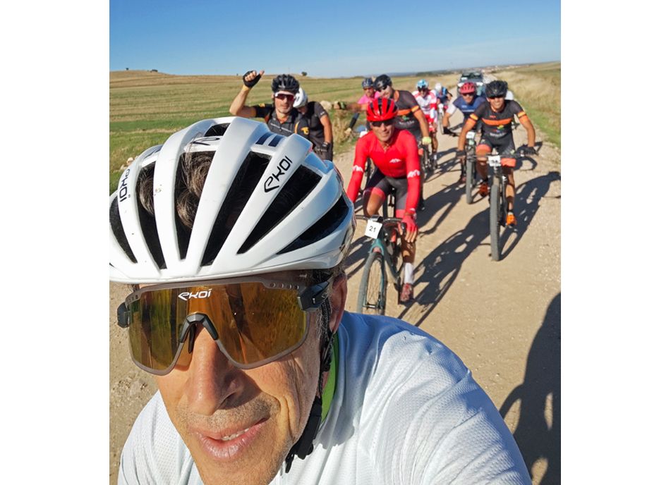 Pedro Delgado liderando el pelotón de participantes en la I Vuelta a Segovia Gravel Pedro Delgado liderando el pelotón de participantes en la I Vuelta a Segovia Gravel