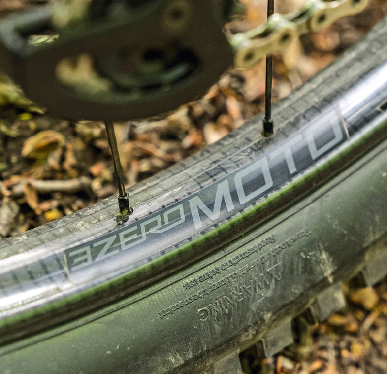 A diferencia de las llantas convencionales, Zipp prescinde de una cámara de aire en las Moto-Carbonis. Esto se supone que proporciona más comodidad. 