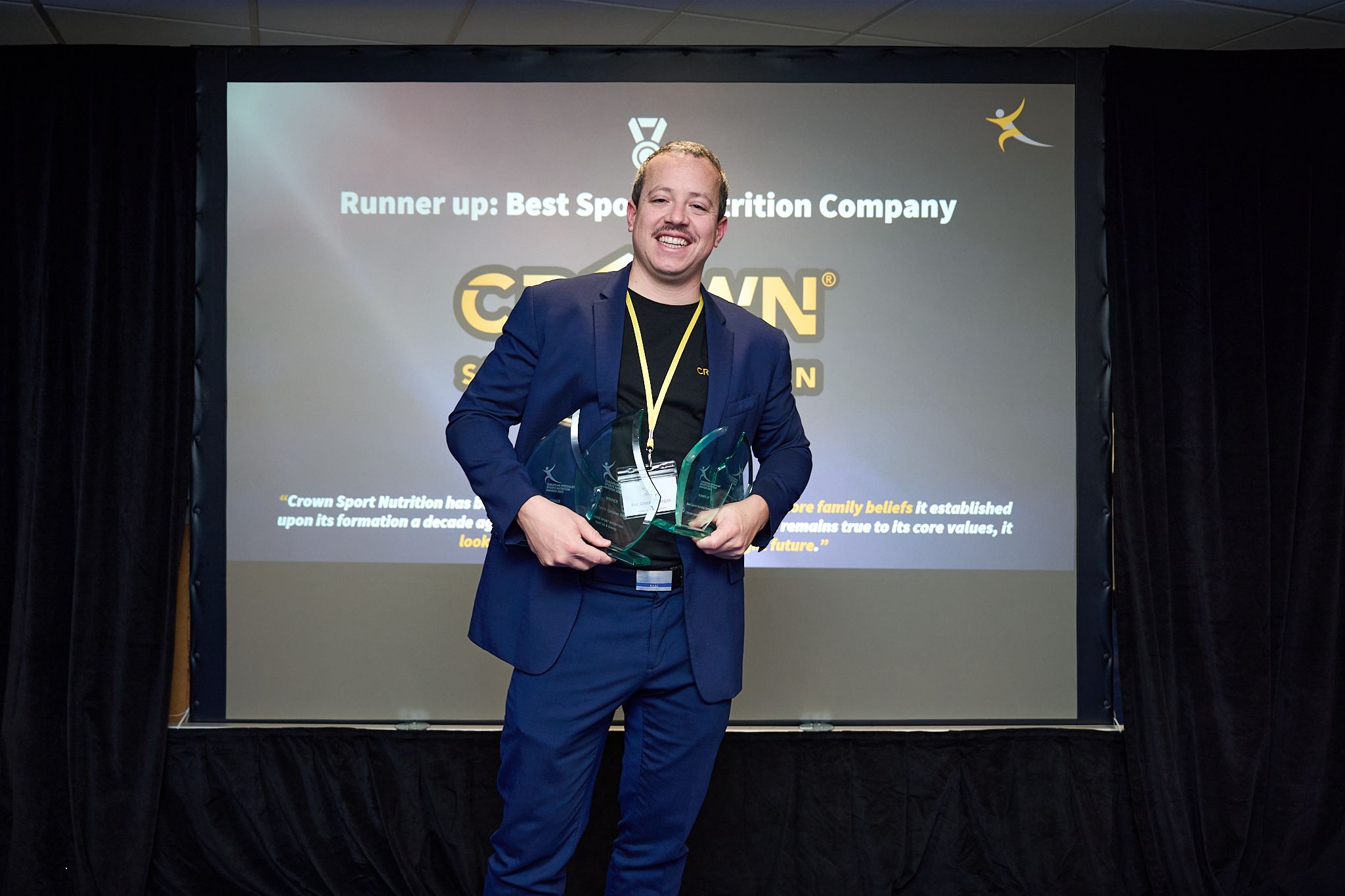 Pol Gieco Villegas CEO Crown Sport Nutrition posando con los 4 premios Pol Gieco Villegas CEO Crown Sport Nutrition posando con los 4 premios