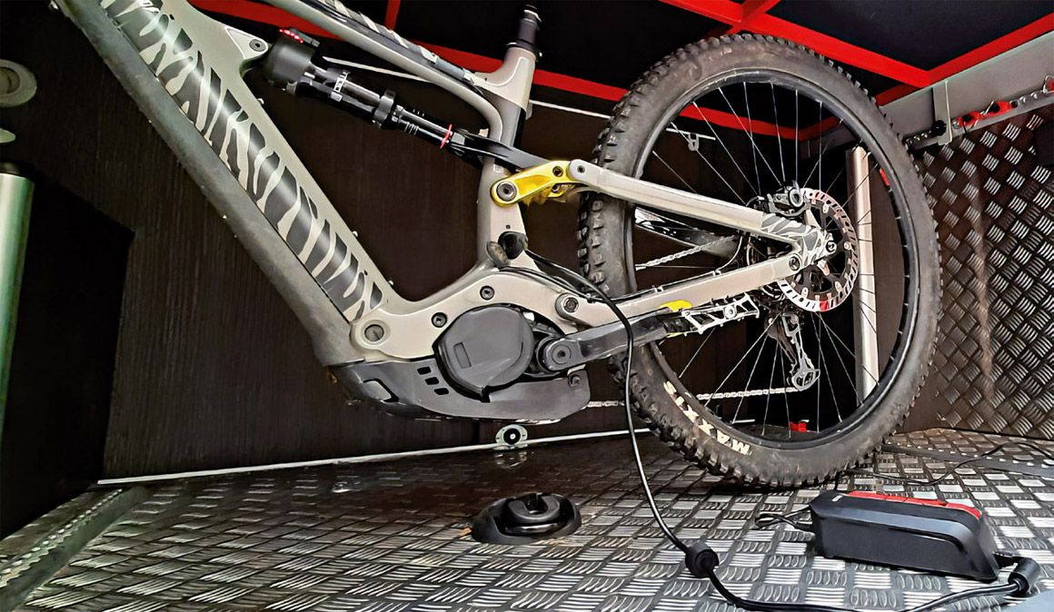 El peligro de cargar la batería de la ebike desde el coche