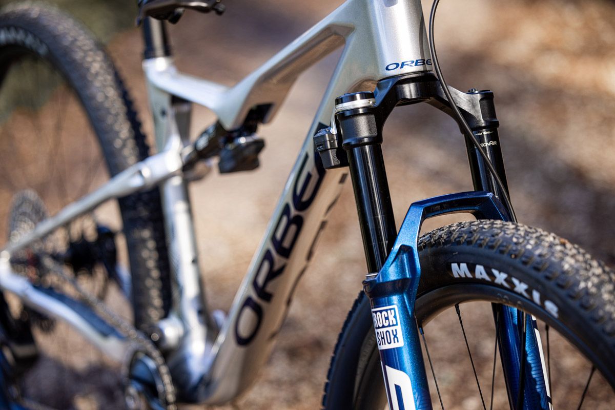 Orbea presenta su Oiz montada con RockShox Flight Attendant detalle 1