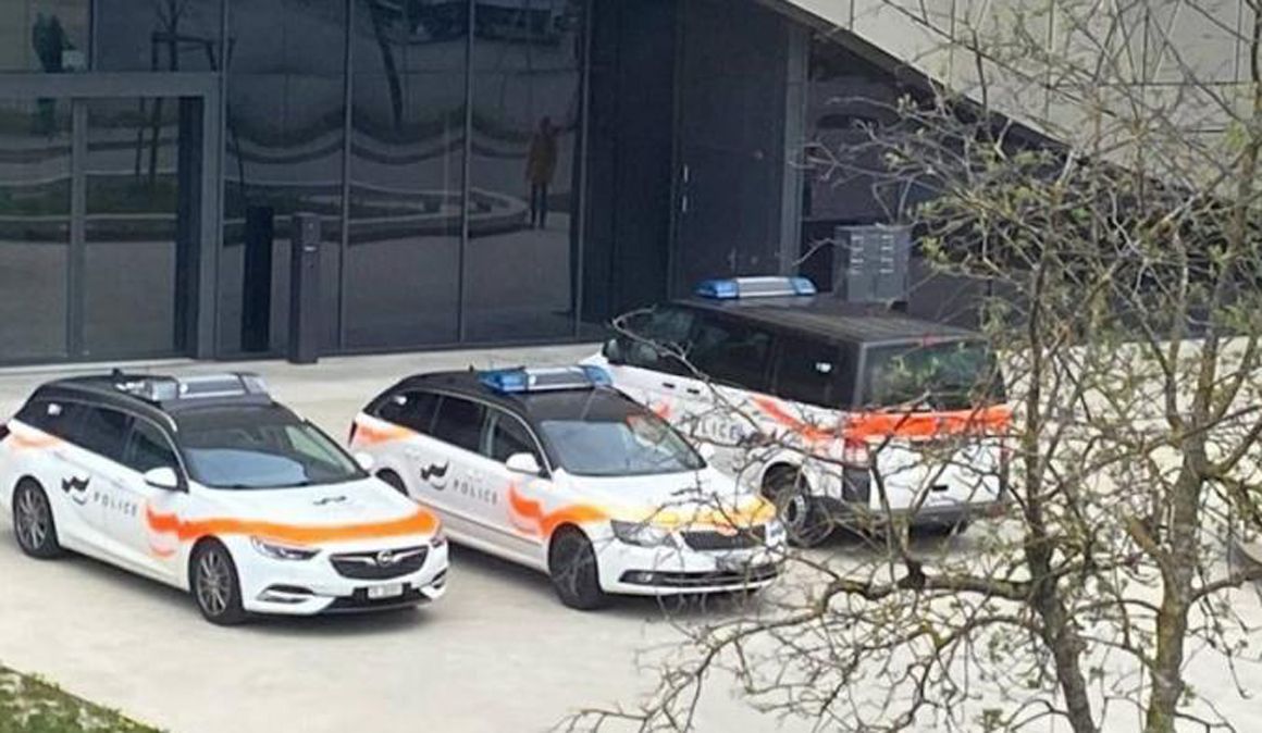 Policía en la puerta de la sede de Scott en Givisiez. Foto: Euro Day France