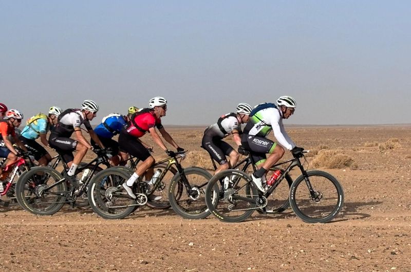Miguel Induráin, al frente del grupo en la Titan Desert