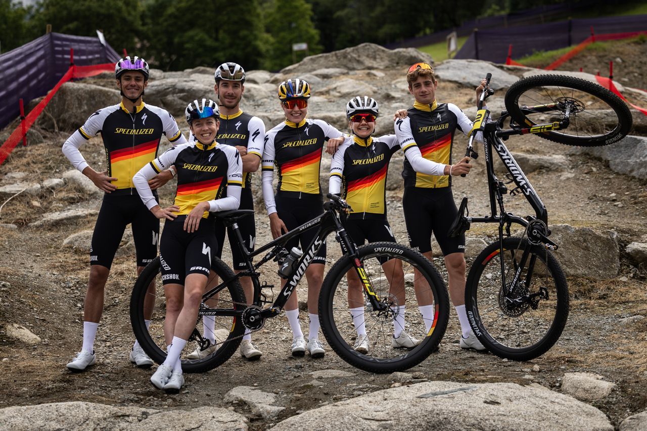 Specialized celebra sus 50 años de historia con esta equipación retro (2)