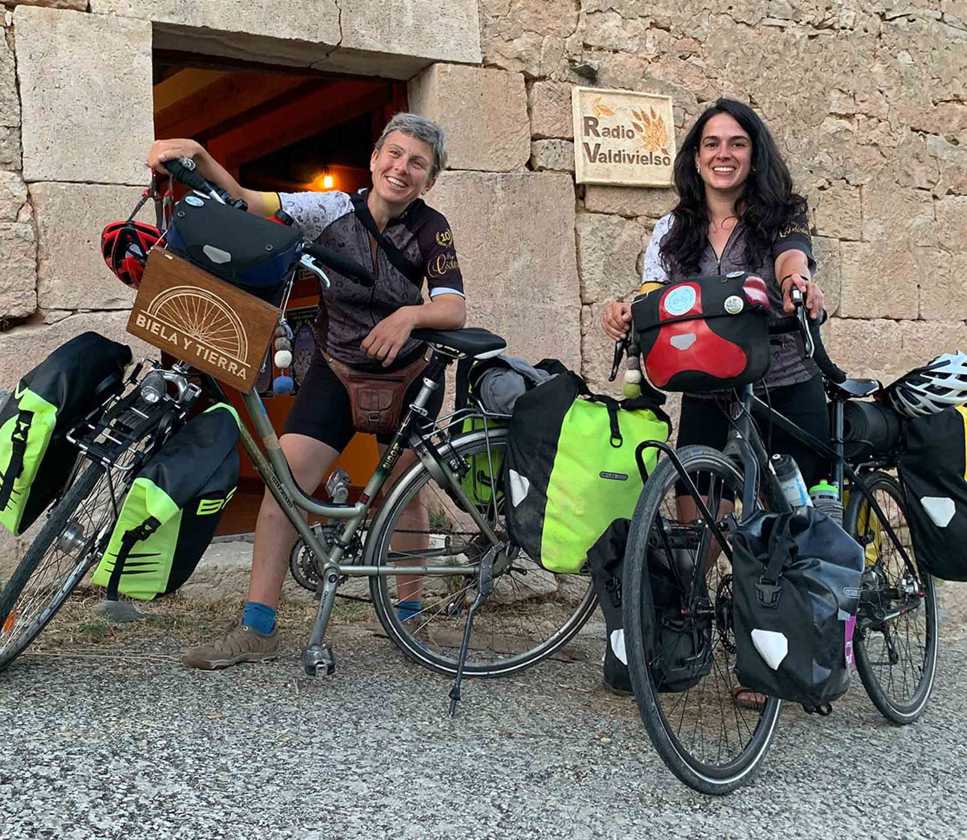 Nuestras guias Ana y Edurne de Biela y Tierra