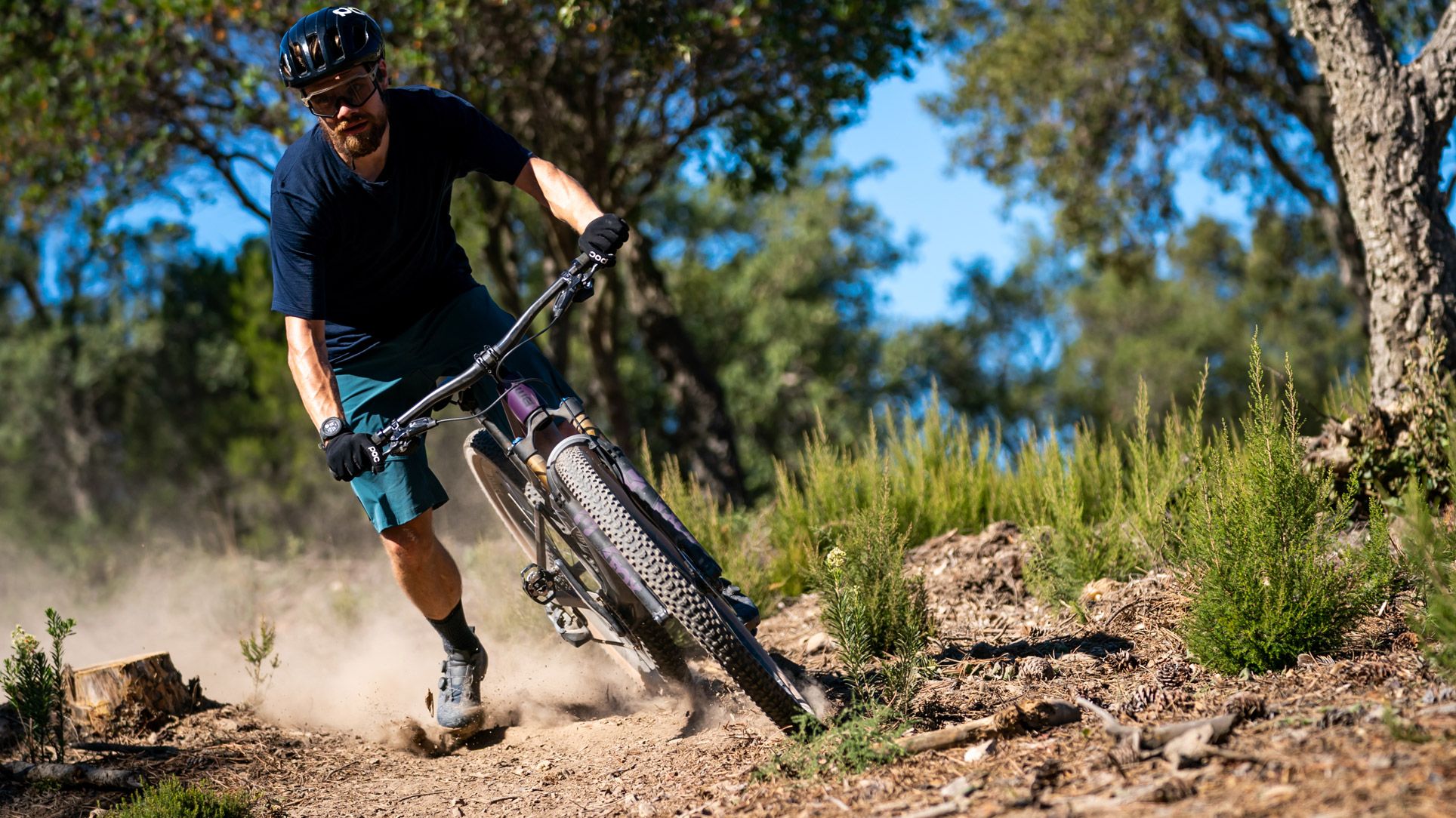 Cómo mantener el control de la rueda delantera en las bajadas con la bici