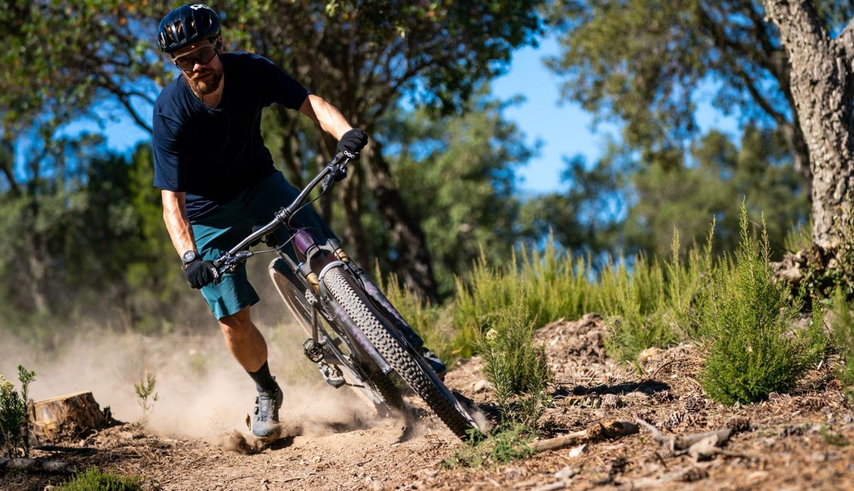 Cómo mantener el control de la rueda delantera en las baj...
