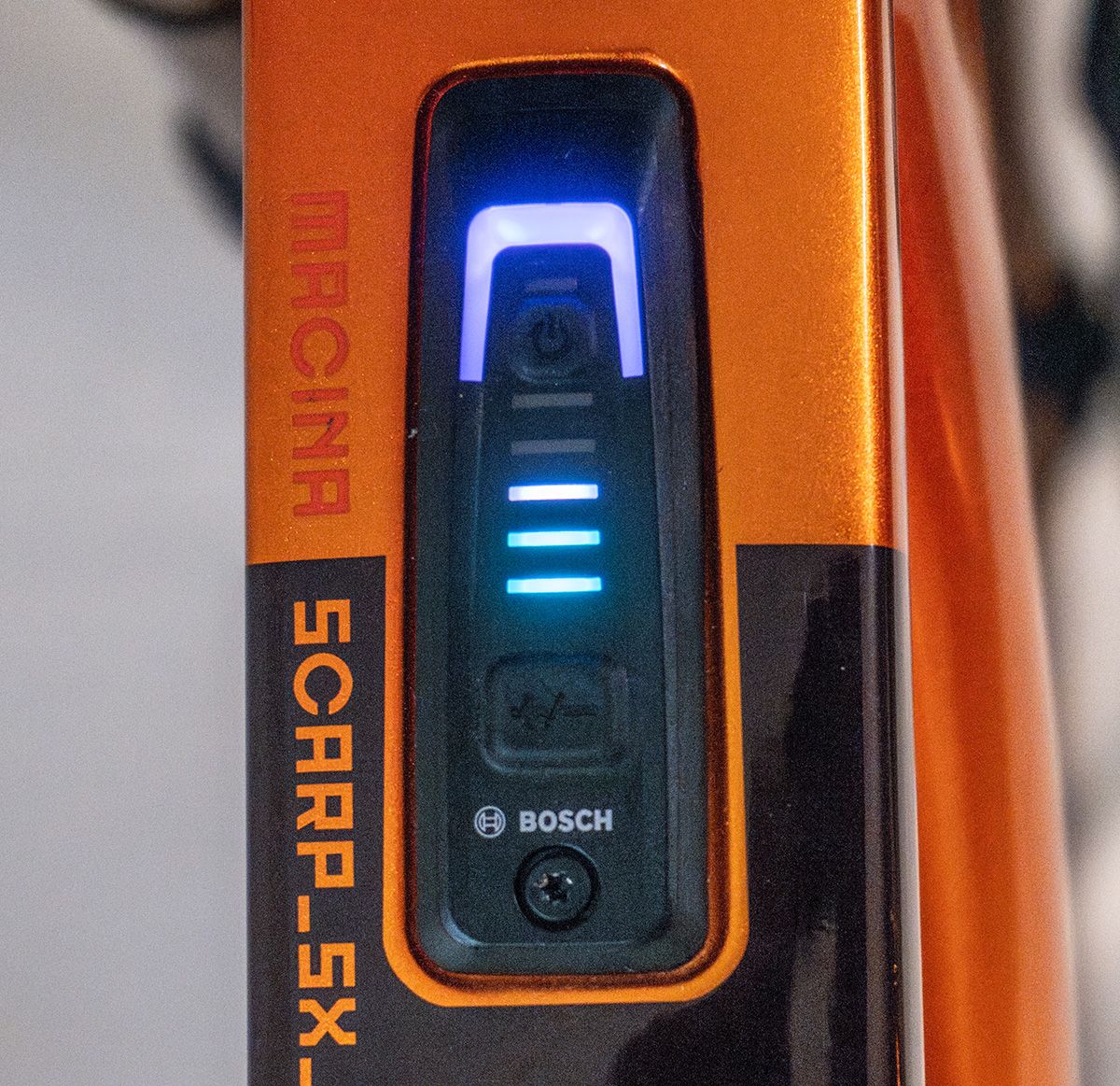 El System Controller de Bosch en el tubo diagonal nos permitiría tanto encender como usar los diferentes modos desde este lugar sin fallar el Mini Remote del manillar. Además, siempre nos tiene informados del modo utilizado en cada momento y de la batería restante gracias a sus 5 barras de Led. El System Controller de Bosch en el tubo diagonal nos permitiría tanto encender como usar los diferentes modos desde este lugar sin fallar el Mini Remote del manillar. Además, siempre nos tiene informados del modo utilizado en cada momento y de la batería restante gracias a sus 5 barras de Led.