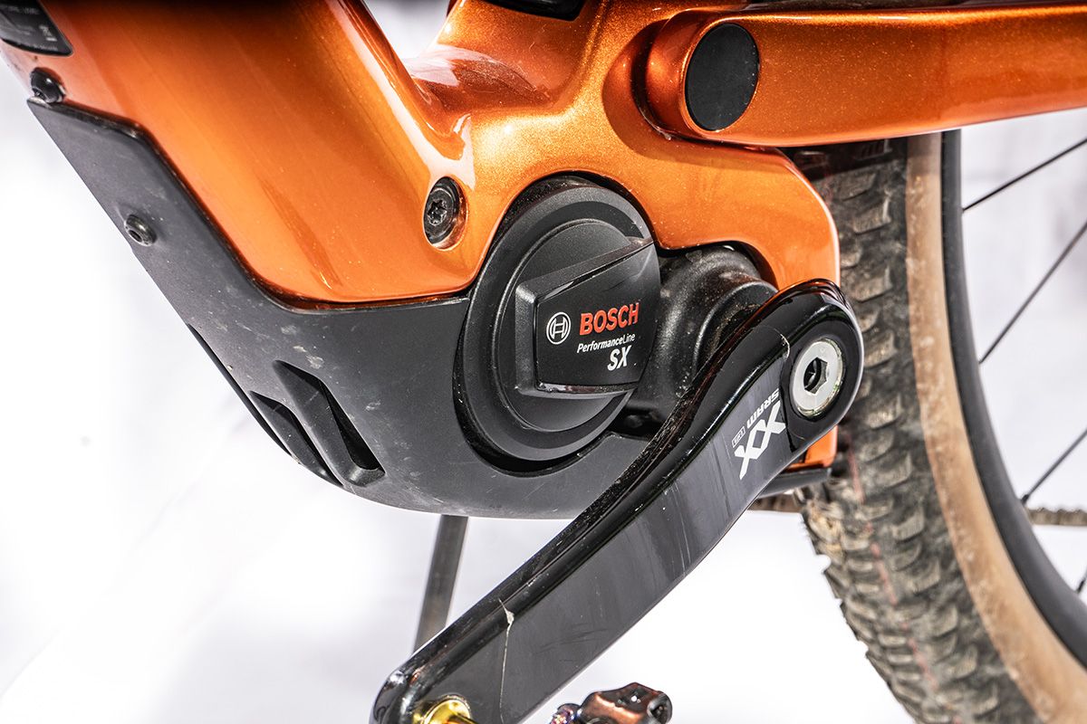 No es el más compacto, de hecho, es el más voluminoso entre los motores de eMTB Light, pero el SX juega en otra categoría con un fucionamiento predecible y con bastante potencia. No es el más compacto, de hecho, es el más voluminoso entre los motores de eMTB Light, pero el SX juega en otra categoría con un fucionamiento predecible y con bastante potencia.