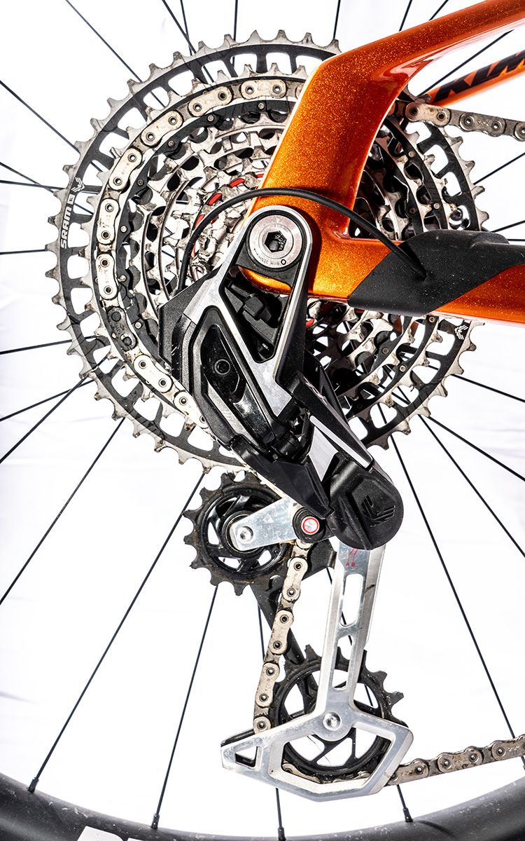 Como en otras eMTB, el cambio trasero inalámbrico SRAM AXS deja de serlo al alimentarse de la batería del sistema Bosch. La Macina Scarp carece de articulación en las punteras y se confía en la flexión de la fibra de carbono. Como en otras eMTB, el cambio trasero inalámbrico SRAM AXS deja de serlo al alimentarse de la batería del sistema Bosch. La Macina Scarp carece de articulación en las punteras y se confía en la flexión de la fibra de carbono.