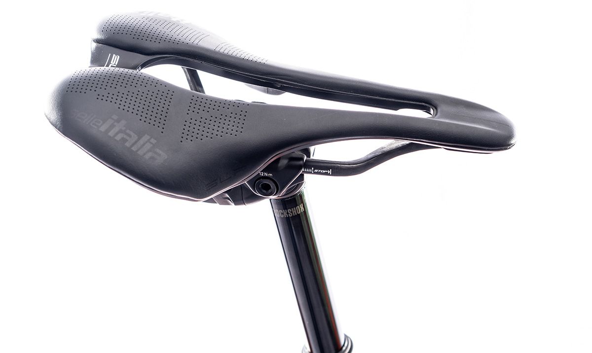 El sillín Selle Italia SLR de fibra de carbono es el máximo exponente de la marca italiana y encaja perfectamente con la tija RockShox Reverb AXS inalámbrica con mando Pod en el manillar. El sillín Selle Italia SLR de fibra de carbono es el máximo exponente de la marca italiana y encaja perfectamente con la tija RockShox Reverb AXS inalámbrica con mando Pod en el manillar.