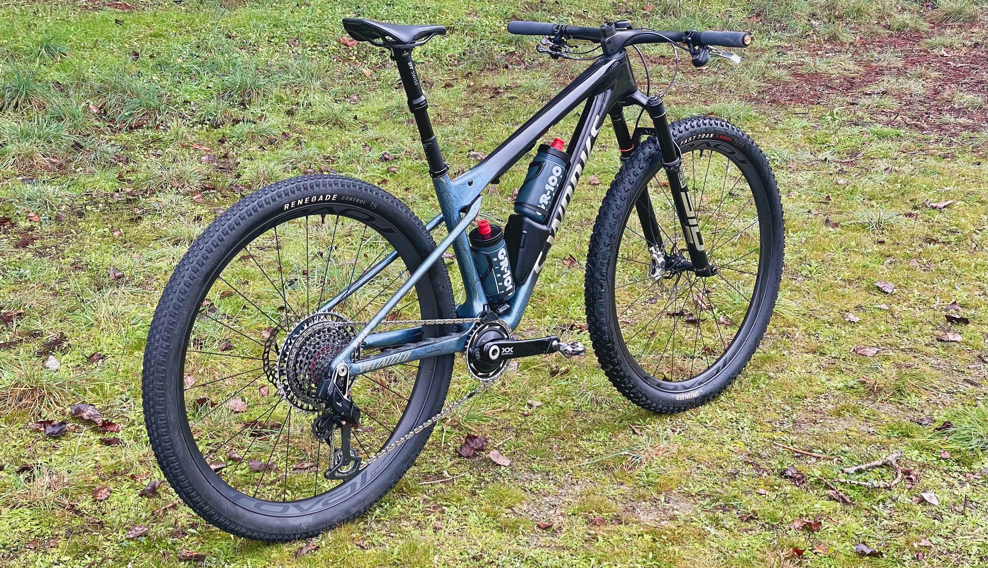 Specialized S-Works Epic World Cup totalmente equipada