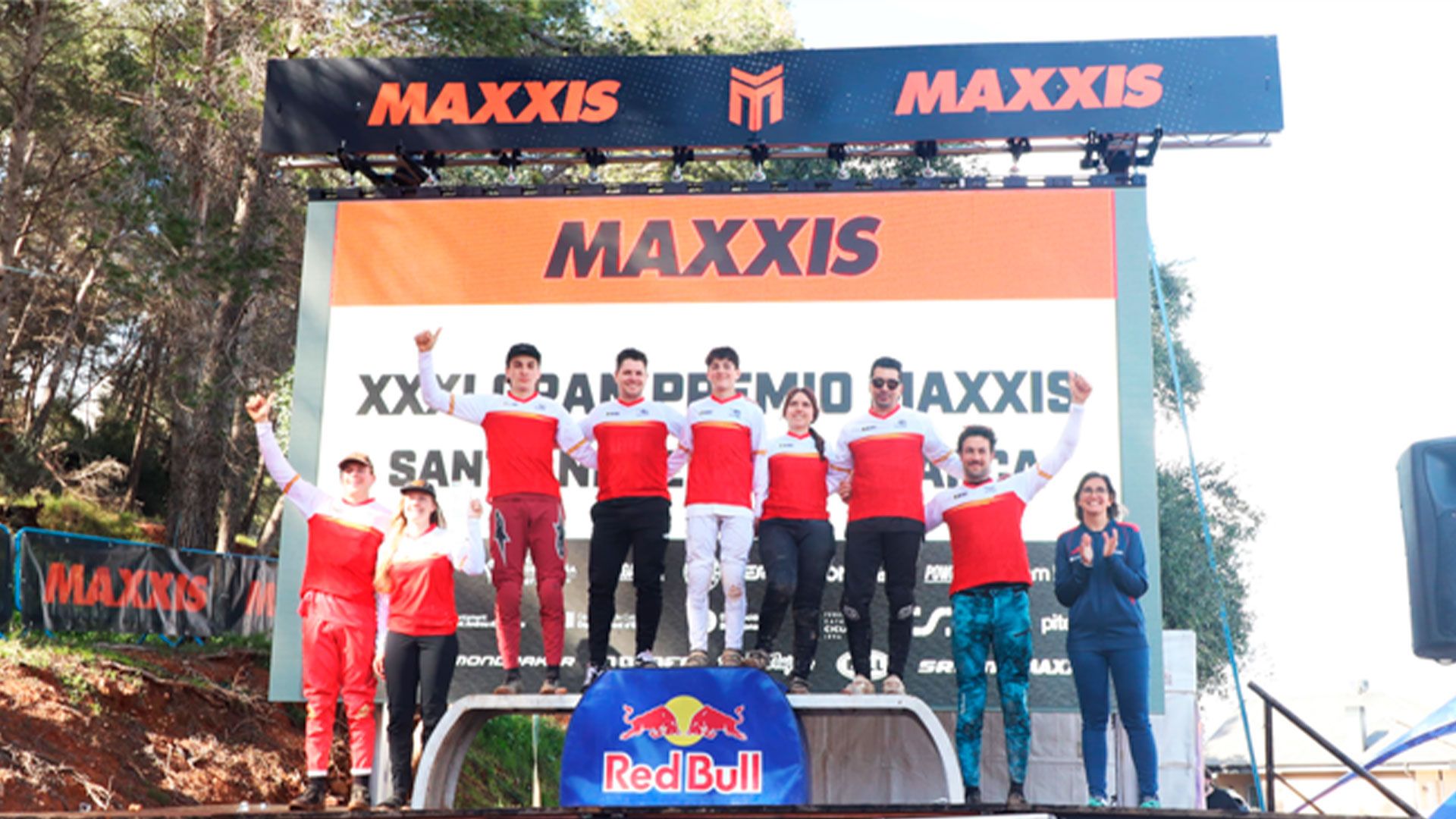 Jack Piercy y Ella Conolly lideran la Copa de España de DH tras vencer en Sant Andreu de la 