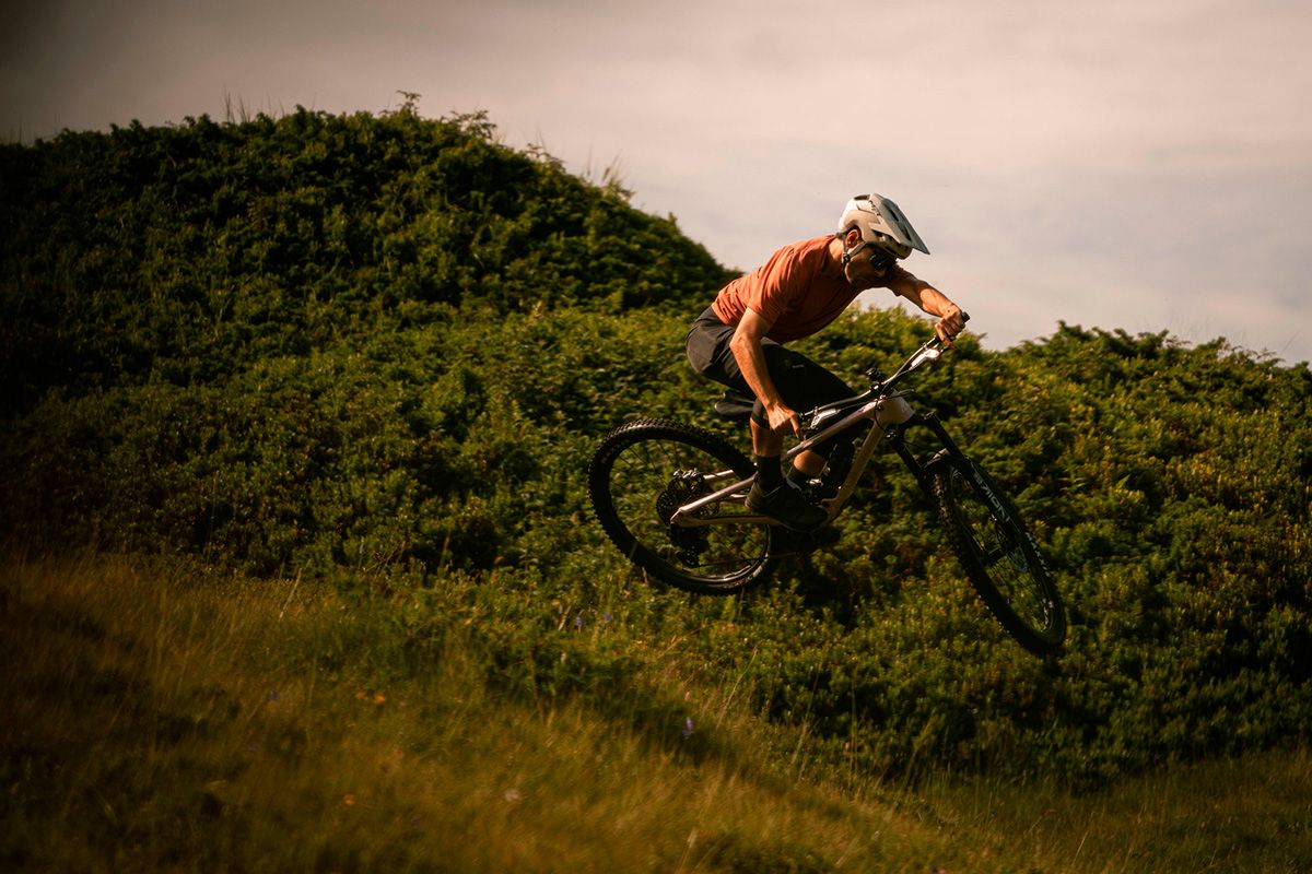 met revo mips mtb helmet action lifestyle 35